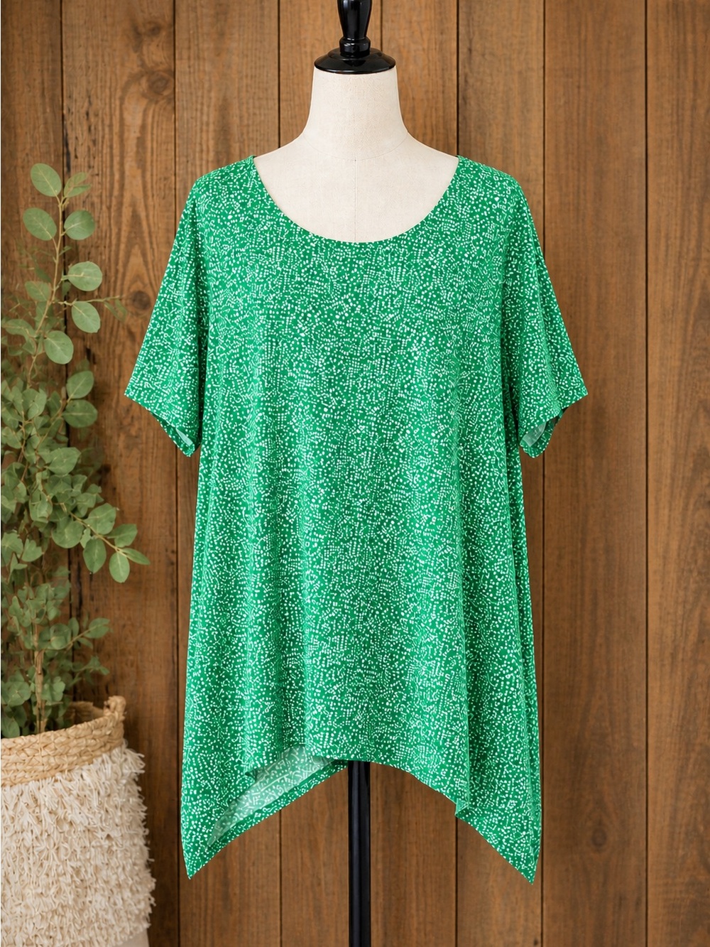 Green Scoop Neck Women's Top -‎ Casual Lightweight Top with Slight Embroidery 2X